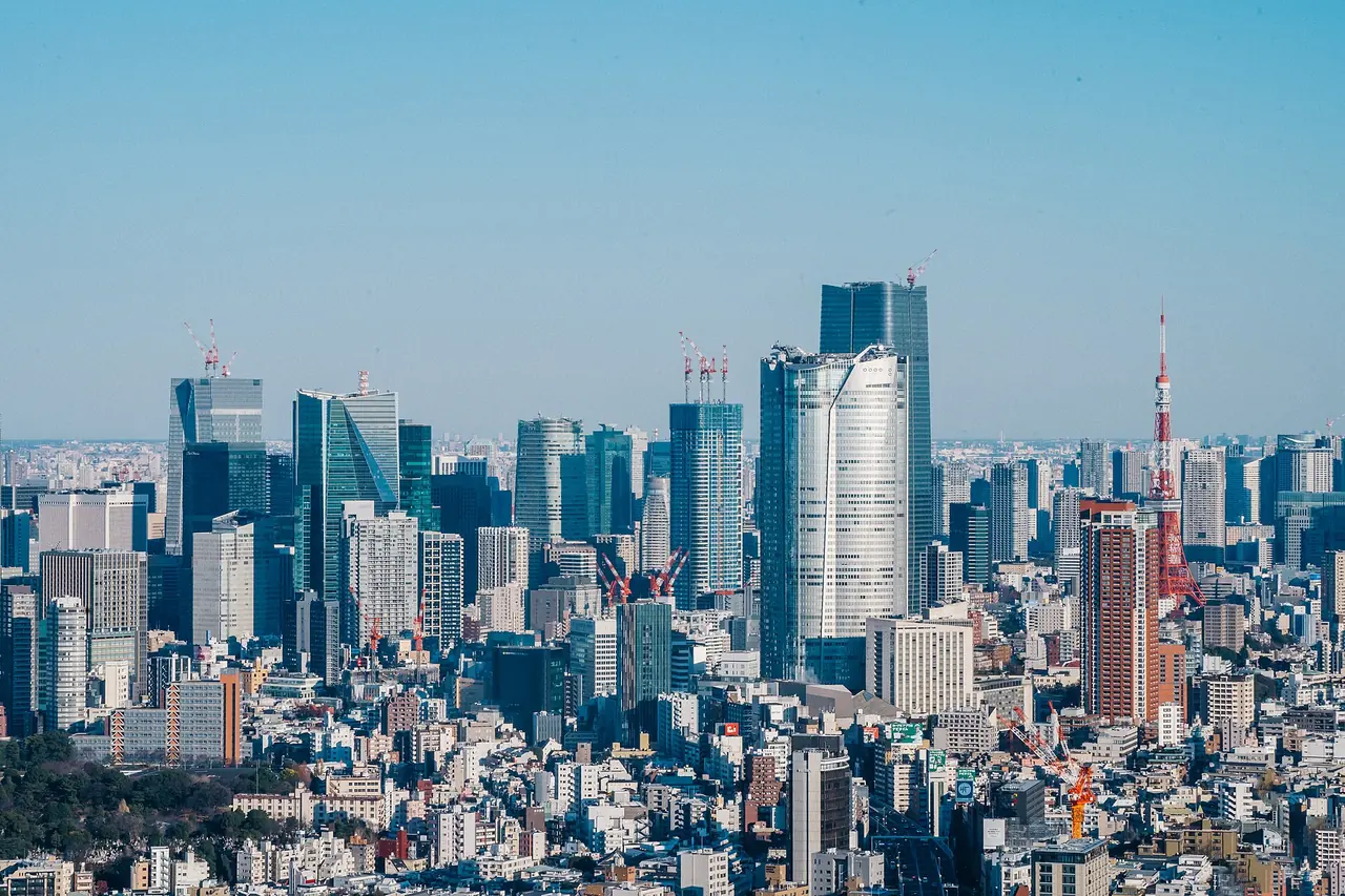 Tokyo Tower i wieże Roppongi widziane z Shibuya Scramble Square w pogodny dzień